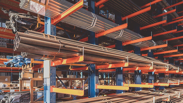 Regały na profile stalowe – praktyczny poradnik składowania towarów długich