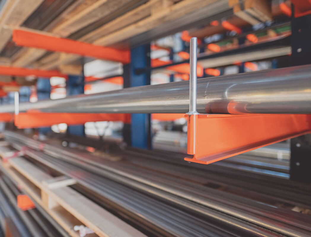 Profil stalowy na regałach wspornikowych