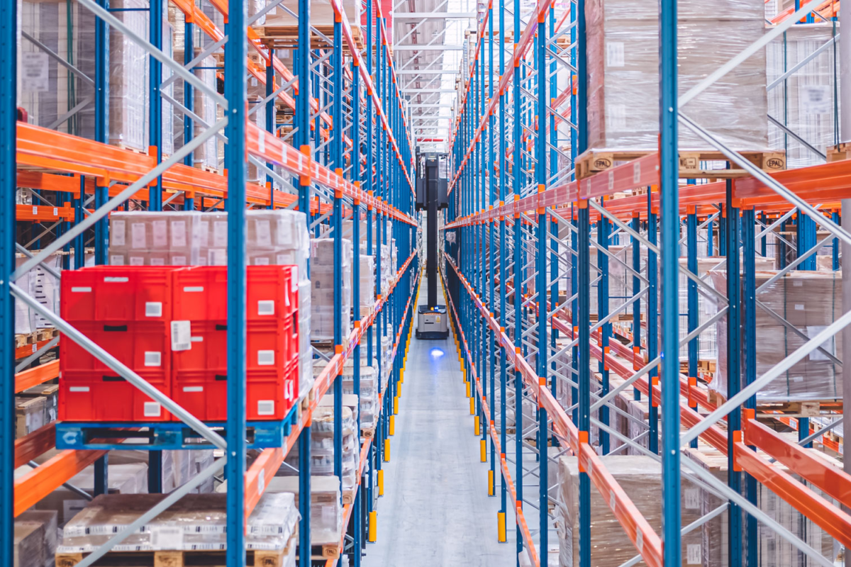 Wózek systemowy obsługujący regały paletowe