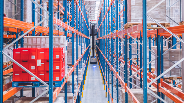 Jakie wózki widłowe wybrać do obsługi regałów paletowych?