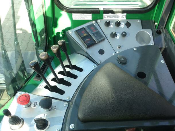 Kabina w spalinowym wózku czterokierunkowym Combilift C400S