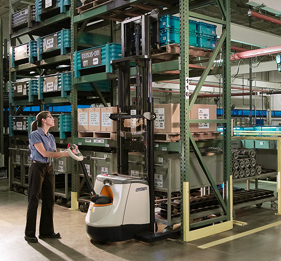 Wózek typu stacker obsługujący regały paletowe