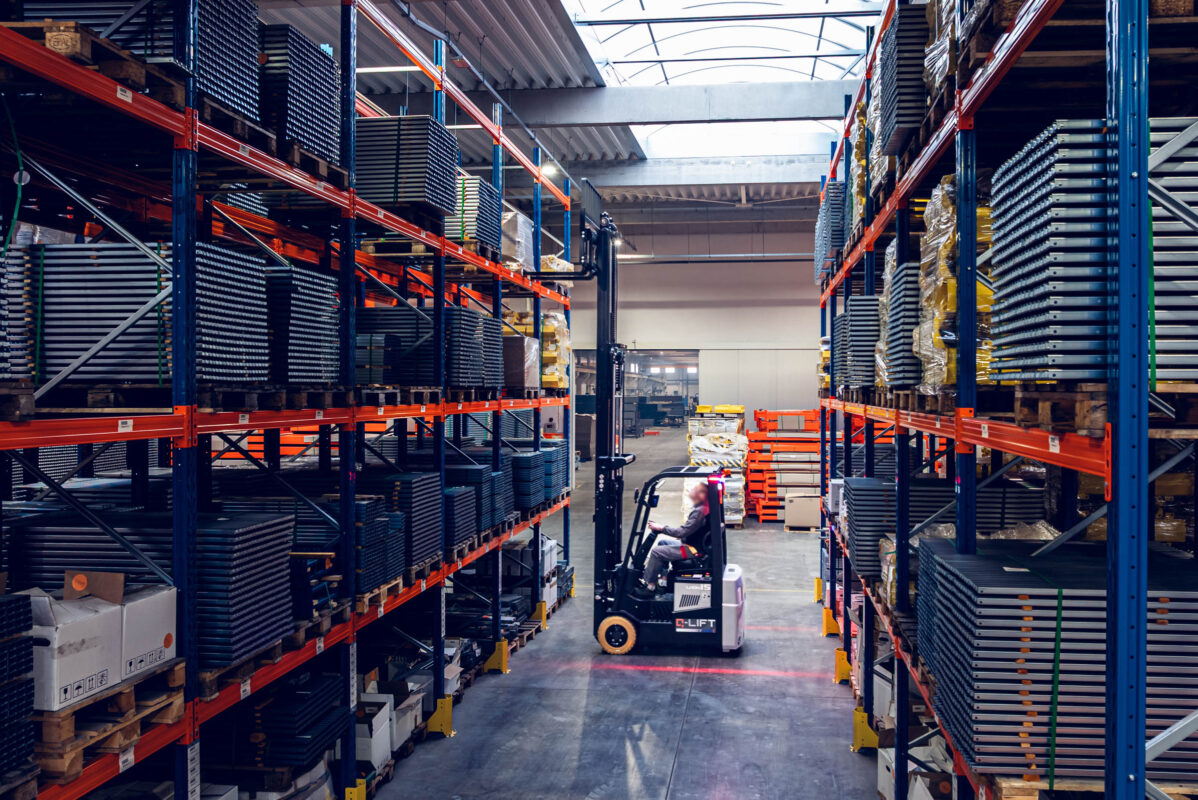 Wózek czołowy obsługujący regały paletowe